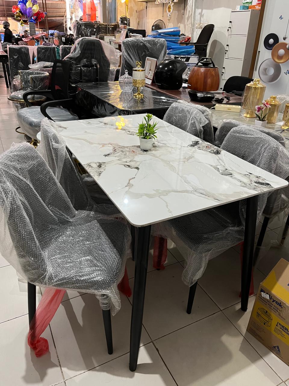 MEJA MAKAN MARMER  (4 KURSI)