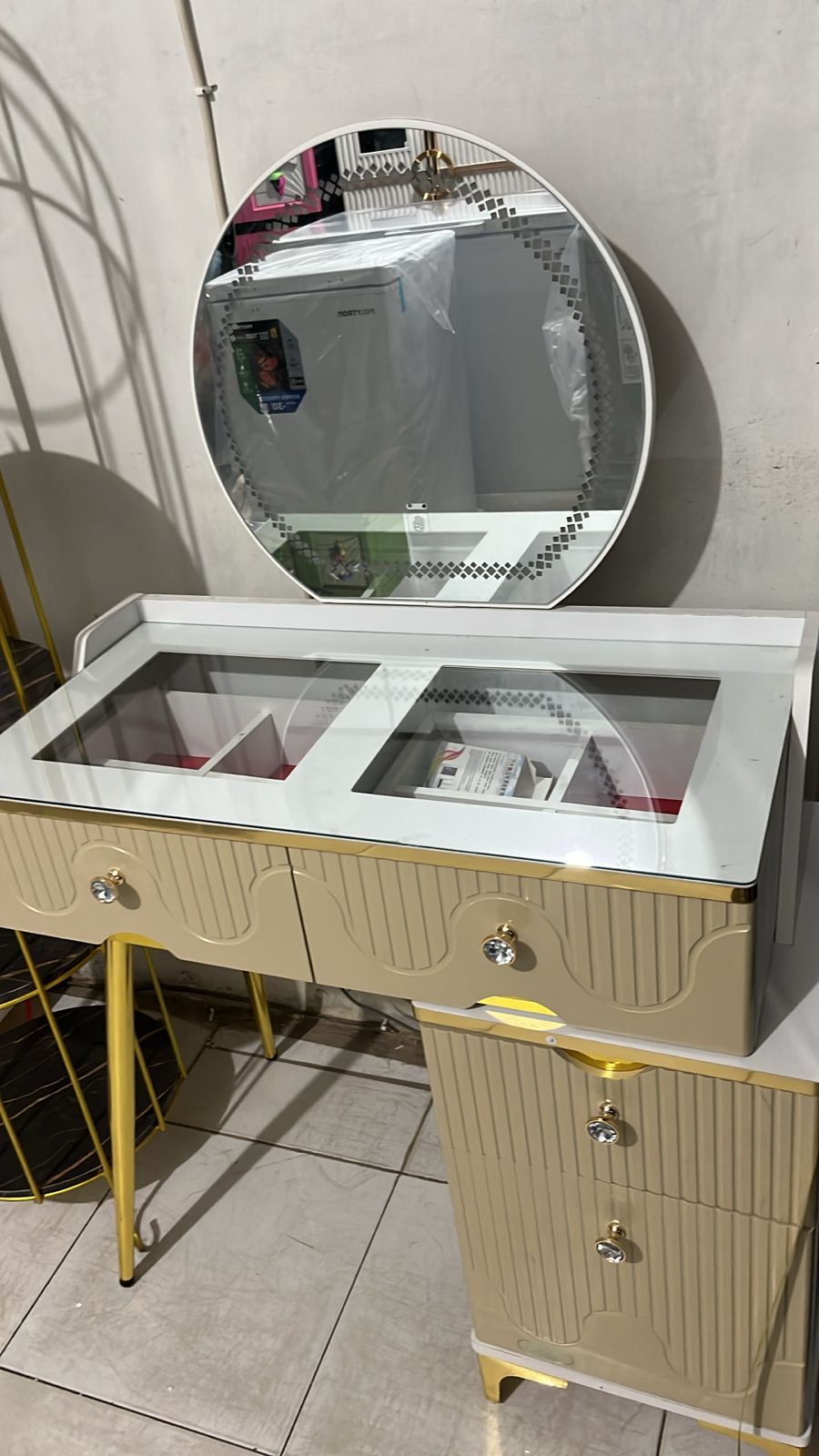 MEJA RIAS KACA BULAT